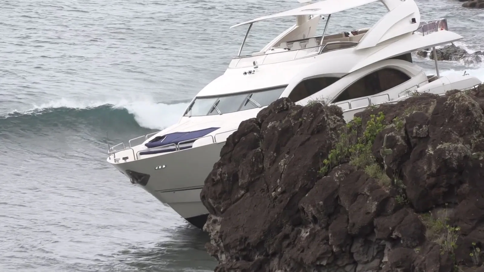 yacht sinks in hawaii